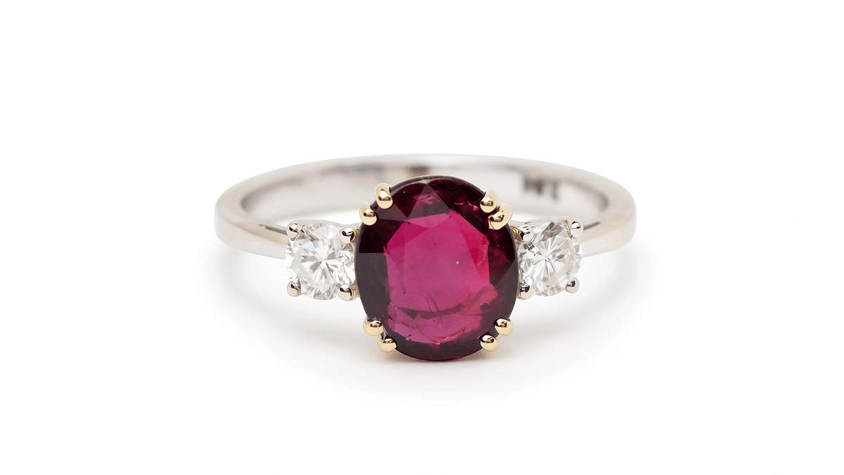 Bague L'Aurore en or bicolore 18k avec rubis naturel du Mozambique 2,04 ct et deux diamants taille brillant