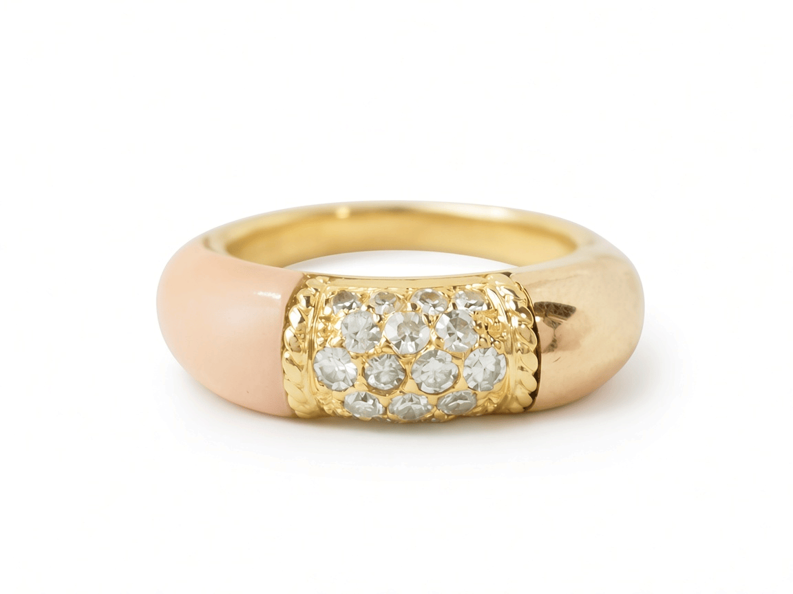 Bague L'Aurore Van Cleef & Arpels Philippine en or jaune avec cabochon de corail peau d'ange et pavage de diamants