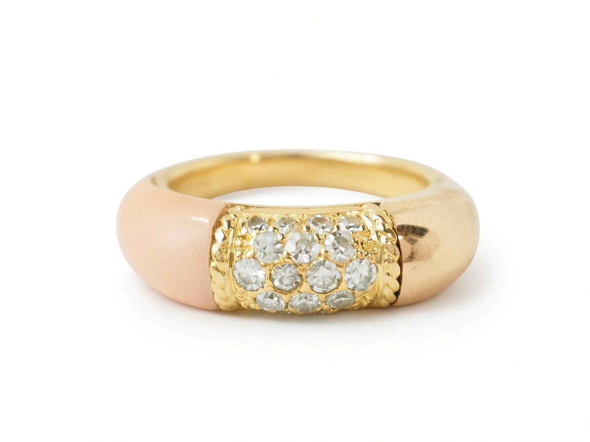 Bague L'Aurore Van Cleef & Arpels Philippine en or jaune avec cabochon de corail peau d'ange et pavage de diamants