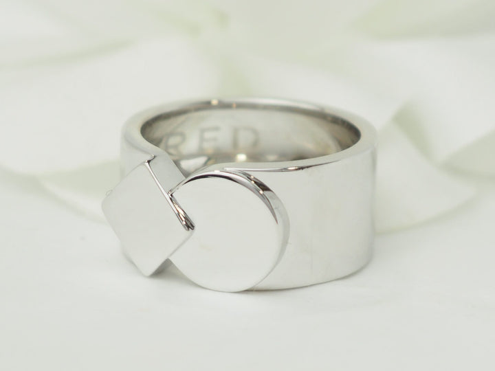 Bague vintage Fred Fredkiss en or blanc 18 carats avec motif géométrique entrelacé, signée L&
