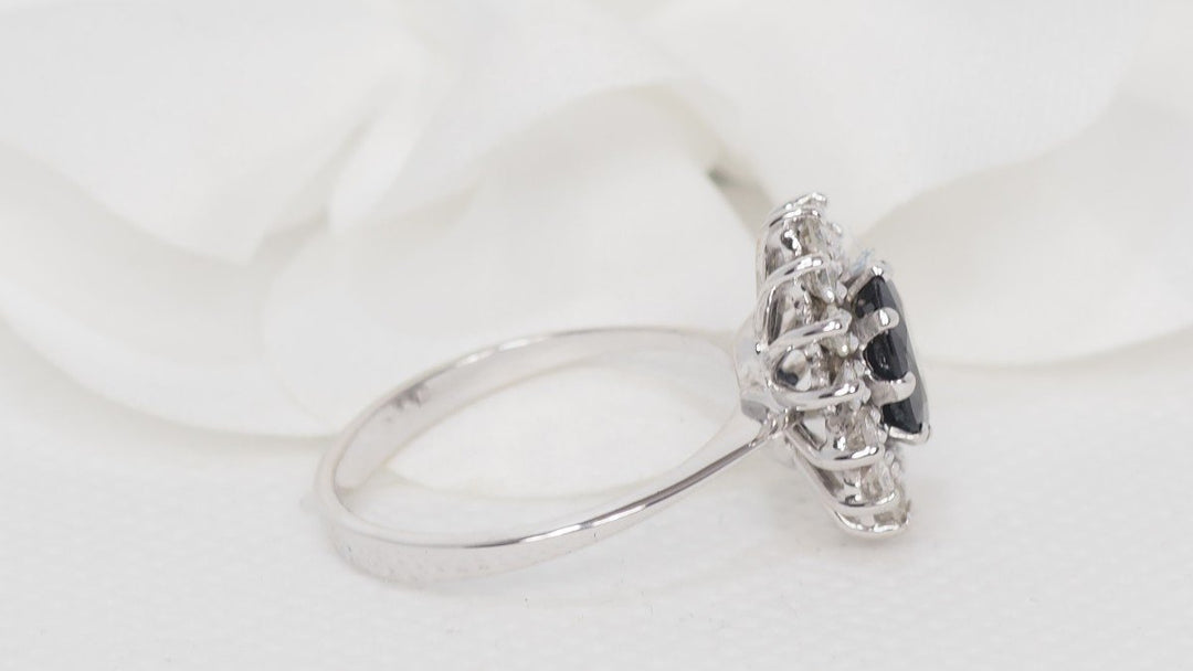 Bague marguerite ancienne saphir et diamants en or blanc 18 ct