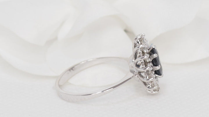 Bague marguerite ancienne saphir et diamants en or blanc 18 ct