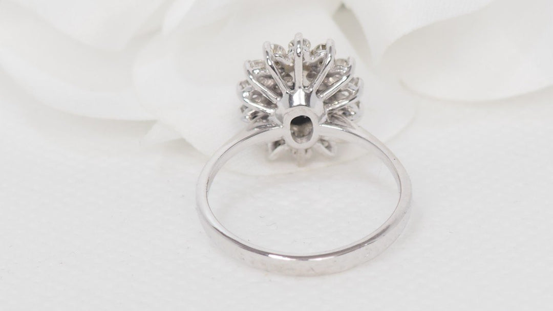 Bague marguerite ancienne saphir et diamants en or blanc 18 ct