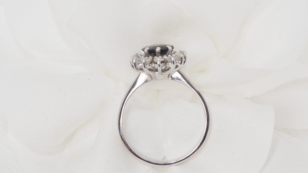 Bague marguerite ancienne saphir et diamants en or blanc 18 ct