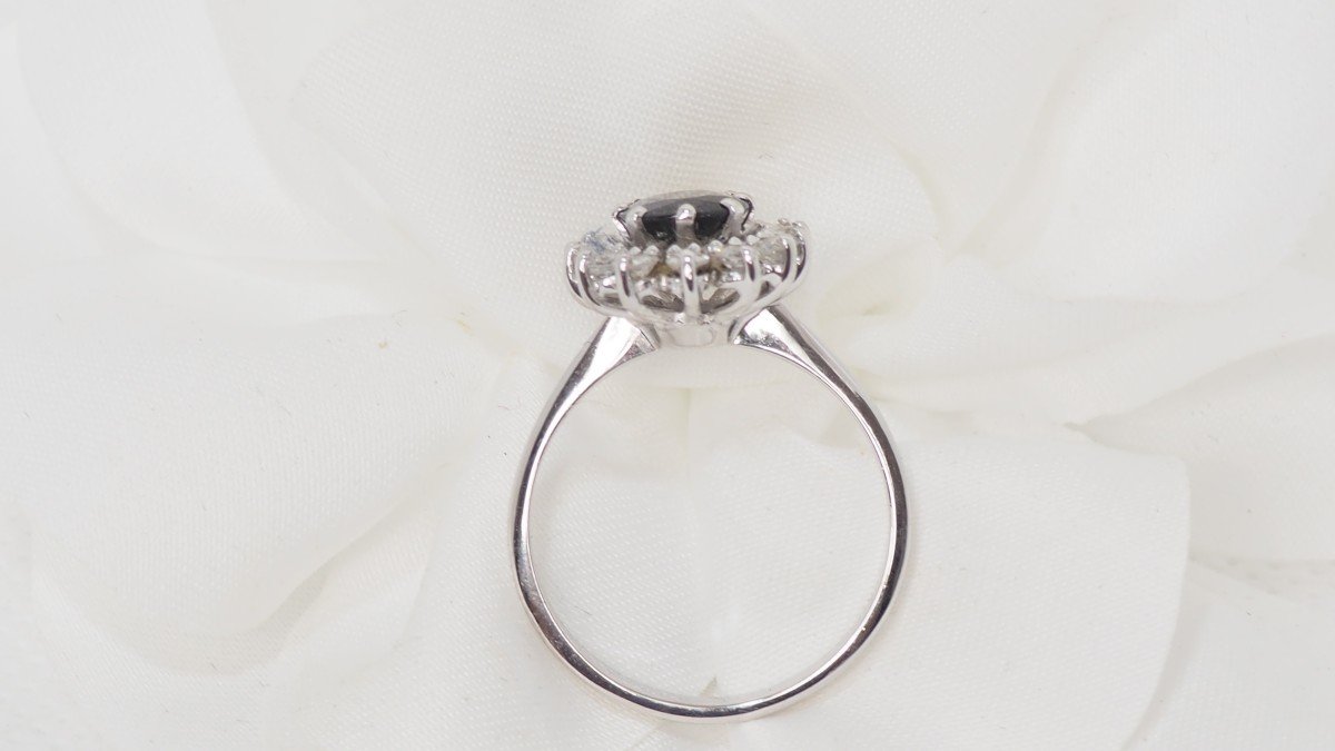 Bague marguerite ancienne saphir et diamants en or blanc 18 ct